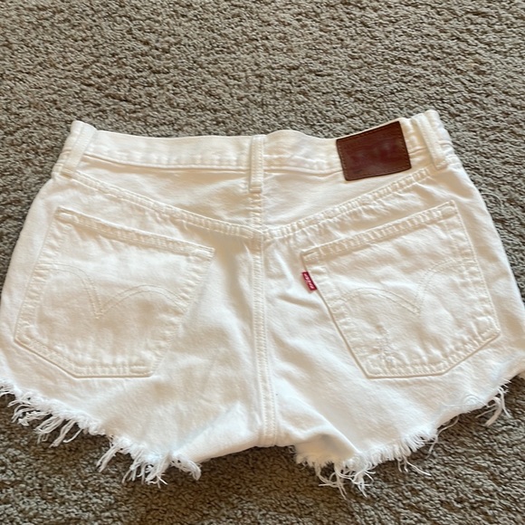Levi’s white shorts size 25-26 - Picture 2 of 2